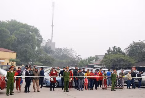 Người nhà các phạm nhân được giảm hết án hồi hộp chờ người thân.