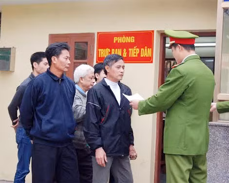 Hoàn tất các thủ tục cuối cùng trước khi ra trại.