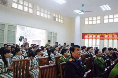 305 phạm nhân có ý thức cải tạo tốt được giảm án các mức từ 1 tháng đến giảm hết án.