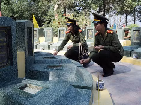Cán bộ, chiến sĩ thắp nén nhang tri ân các anh hùng, liệt sĩ.