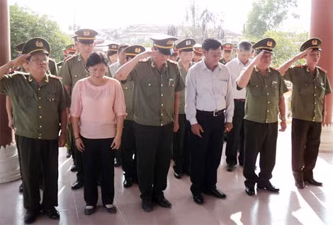 Đoàn công tác kính cẩn, nghiêng mình trước anh linh các liệt sĩ.