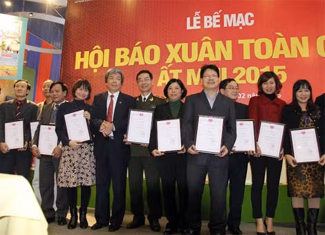Ban Tổ chức trao giải cho các đơn vị có bìa báo xuân đẹp trong đó có Báo CAND.