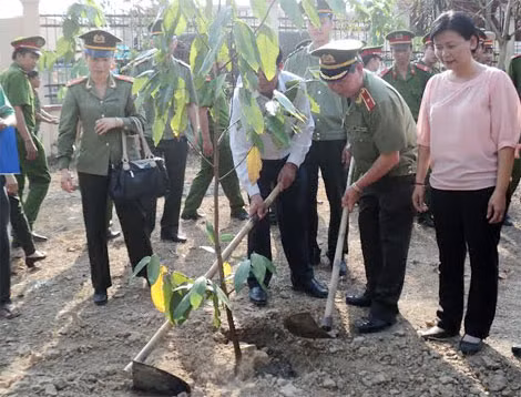 Thiếu tướng Nguyễn Thanh Nam cùng đoàn công tác đã trồng cây lưu niệm tại Bia Chiến công các liệt sĩ thuộc Ban An ninh TW cục miền Nam.