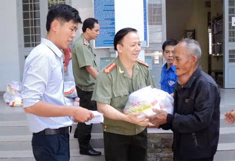 Đại tá Nguyễn Thanh Hải cùng lãnh đạo Công an Tây Ninh tặng quà bà con nghèo.