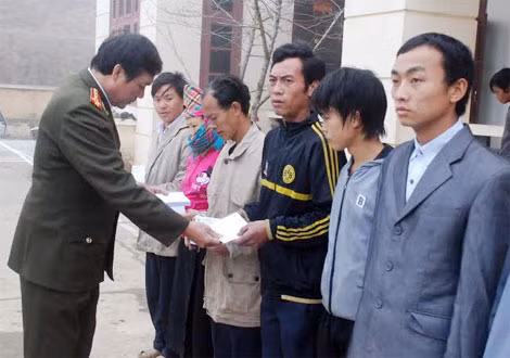 Đại tá Hà Văn Thể, Trưởng ban Kinh tế- văn hóa- xã hội Báo CAND trao tặng quà Tết người nghèo xã Tủa Sín Chải. Đại tá Hà Văn Thể, Trưởng ban Kinh tế- văn hóa- xã hội Báo CAND trao tặng quà Tết người nghèo xã Tủa Sín Chải.