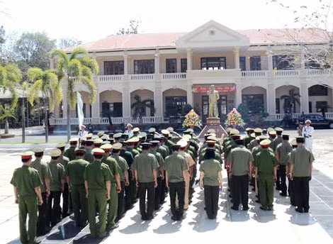 Đoàn công tác dâng hương tại tượng đài Bác Hồ, tượng đài bác Phạm Hùng.