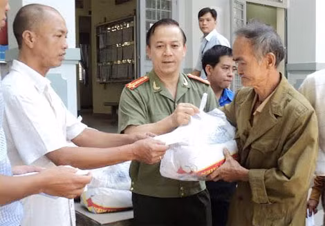 Đại tá Nguyễn Thanh Hải và ông Hoàng Văn Thành ân cần thăm hỏi, tặng quà bà con nghèo.