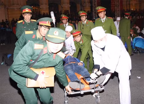 Lực lượng Công an, Quân đội, y bác sĩ, đang băng bó sơ cấp cứu nạn nhân.