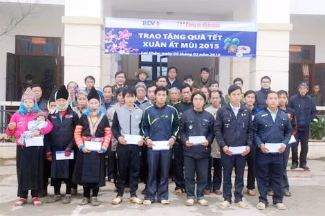 Đại tá Hà Văn Thể, Trưởng ban Kinh tế- văn hóa- xã hội Báo CAND, đại diện lãnh đạo Công an huyện Sìn Hồ và Ngân hàng BIDV tặng quà Tết người nghèo xã Tủa Sín Chải. Đại tá Hà Văn Thể, Trưởng ban Kinh tế- văn hóa- xã hội Báo CAND, đại diện lãnh đạo Công an huyện Sìn Hồ và Ngân hàng BIDV tặng quà Tết người nghèo xã Tủa Sín Chải.