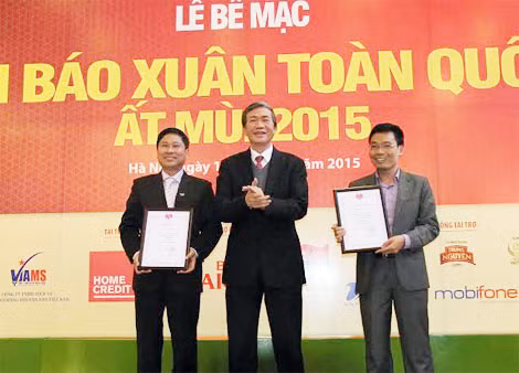 Đồng chí Đinh Thế Huynh, Ủy viên Bộ Chính trị, Bí thư Trung ương Đảng, Trưởng Ban Tuyên giáo Trung ương trao giải đặc biệt cho 2 đơn vị báo chí có ấn phẩm xuất sắc trưng bày tại Hội Báo xuân.