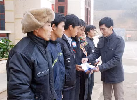 Đại diện lãnh đạo Ngân hàng BIDV tặng quà Tết người nghèo xã Tủa Sín Chải. Đại diện lãnh đạo Ngân hàng BIDV tặng quà Tết người nghèo xã Tủa Sín Chải.