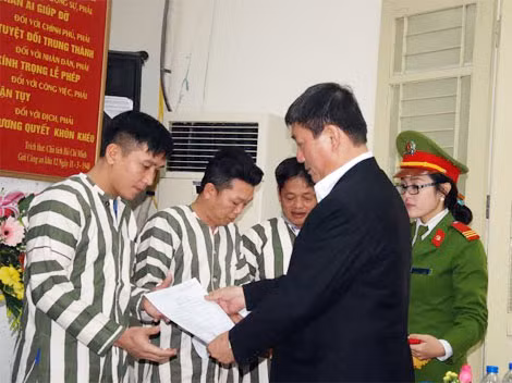 Ông Nguyễn Đức Bình, Chánh án TAND TP Hà Nội trao quyết định cho đại diện phạm nhân được giảm hết án và phát biểu trong lễ trao quyết định: “Đây là việc làm thể hiện tính nhân đạo của nước Cộng hòa xã hội chủ nghĩa Việt Nam”.
