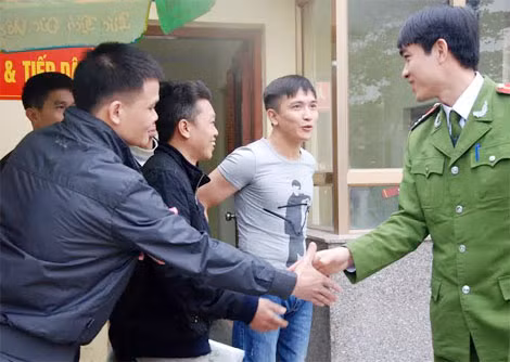 Phấn khởi chia tay cán bộ quản giáo.