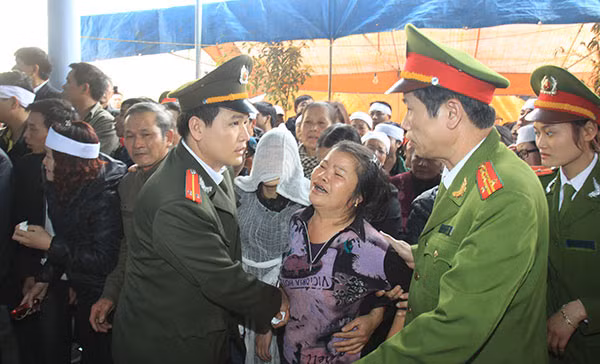 Đại tá Phùng Tiến Triển, Phó Giám đốc Công an tỉnh Sơn La động viên gia quyến đồng chí Bùi Công Nguyên.