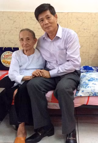 Bà Năm Huế và tác giả bài viết.