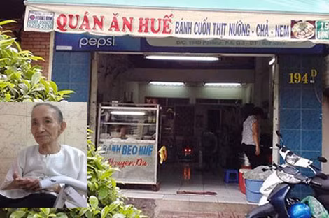 Quán bánh Huế của bà Năm Huế ở mặt tiền căn nhà bà mua được từ chính tiền bán bánh rong tích cóp.
