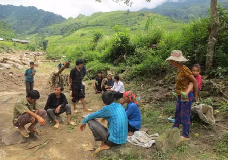 Bà con thôn Minh Tiến chưa hết bàng hoàng về trận lũ lịch sử tối 7/9 vừa qua.
