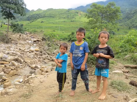 Trẻ trong thôn Minh Tiến đang ngóng chờ tin về hai người bạn Phàn Phủ Sơn và Phàn Phủ Minh.