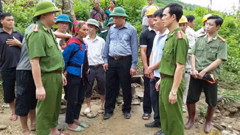 Lãnh đạo Công an tỉnh Hà Giang có mặt tại hiện trường thăm hỏi, động viên gia đình nạn nhân.