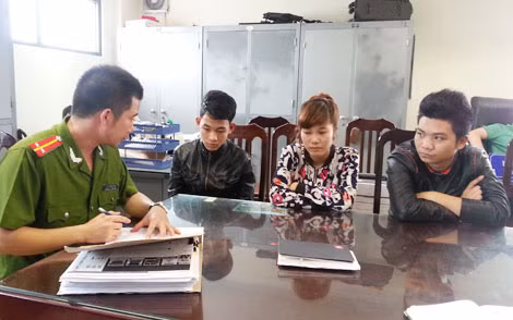 Các đối tượng: Nguyễn Đức Anh, Nguyễn Thế Dũng, Nguyễn Thị Nguyệt tại cơ quan Công an.