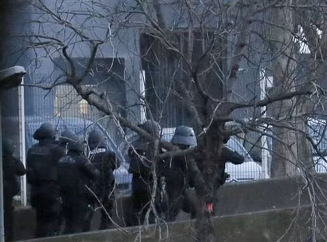 Lực lượng tham gia cuộc đột kích giải phóng con tin tại tiệm tạp hoá Kosher, Paris. Ảnh: Reuters. Lực lượng tham gia cuộc đột kích giải phóng con tin tại tiệm tạp hoá Kosher, Paris. Ảnh: Reuters.