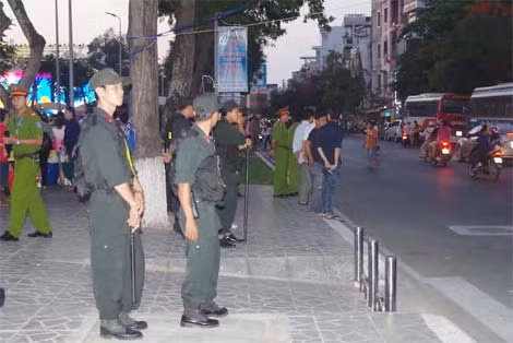 Lực lượng Công an thành phố bảo vệ khu vực diễn ra lễ mitting kỷ niệm 40 năm Ngày giải phóng miền Nam thống nhất đất nước. Lực lượng Công an thành phố bảo vệ khu vực diễn ra lễ mitting kỷ niệm 40 năm Ngày giải phóng miền Nam thống nhất đất nước.