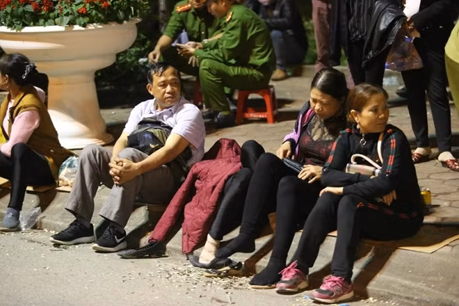 Sau khi khai ấn đền Trần, hàng nghìn du khách chen chân để vào trong khuôn viên của đền để lễ, nhiều người chọn cho mình những địa điểm để nghỉ ngơi, trong khi đó rất nhiều người lại ở lại ngay tại khuôn viên của đền để đợi đến sáng sớm để chờ đến giờ BTC phát ấn.