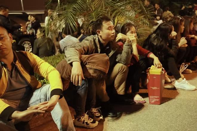 Một cô gái không thể chống lại cơn buồn ngủ ập tới bên trong khuôn viên trước giờ phát ấn.