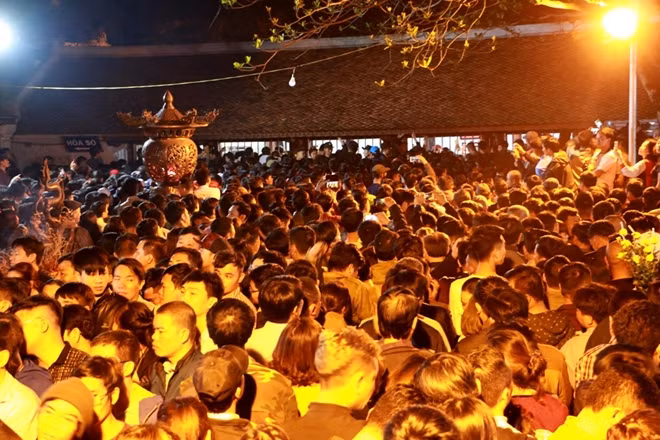 Càng gần đến giờ phát ấn những người đến xếp hàng càng đông.
