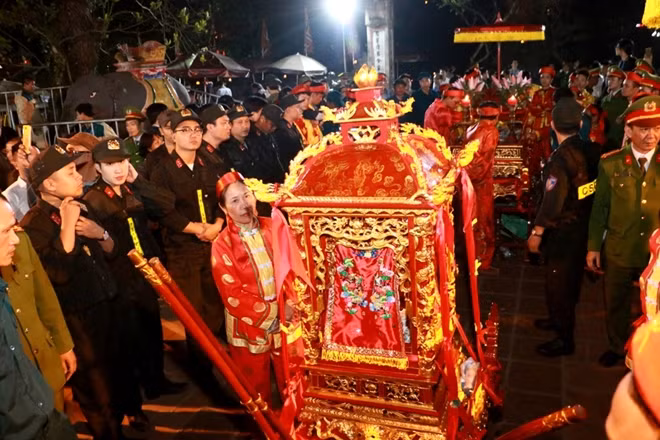 Kiệu rước ấn trong khuôn viên đền Trần trong giờ hành lễ.