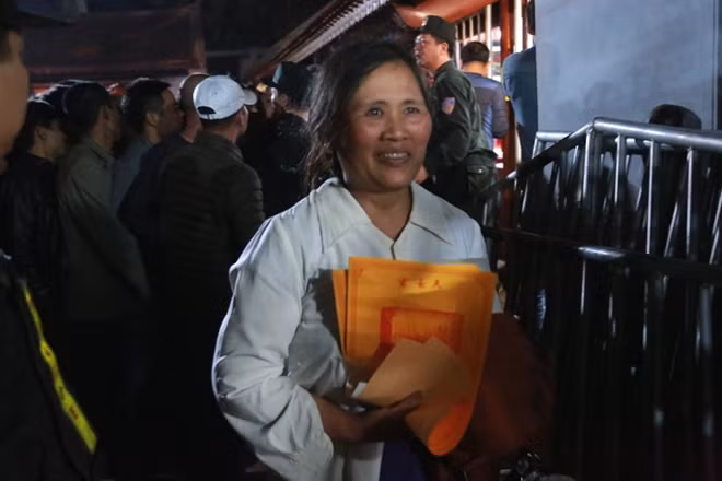 Niềm vui thể hiện rõ trên khuôn mặt những người được ấn sớm