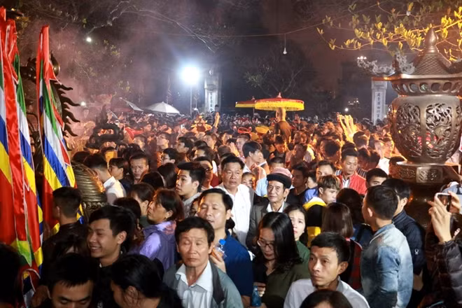 Chỉ một lát sau, khuôn viên đền Trần đã chật kín người