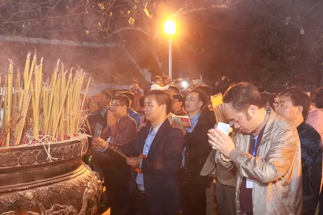 Các đại biểu thắp hương trong lễ khai ấn.