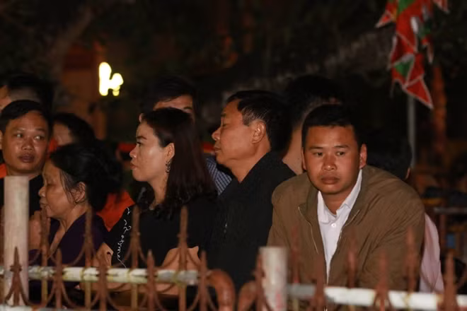 Trong khi đó, phía bên ngoài cửa đền rất đông người dân đi lễ đang chờ đợi để vào trong...