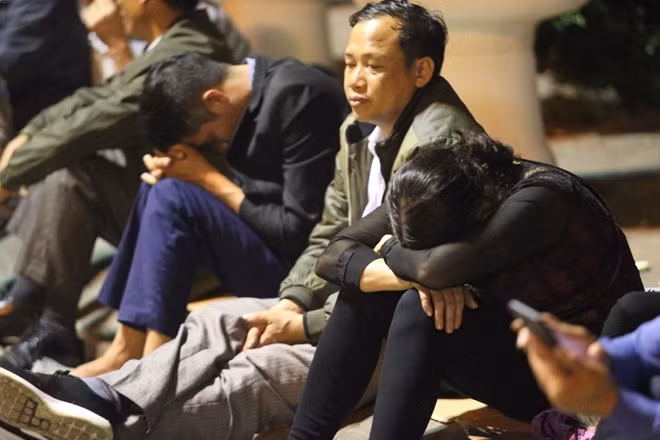 Nhiều người không dấu được sự mệt mỏi đã ngồi ngủ ngật ngay tại vỉa hè đường