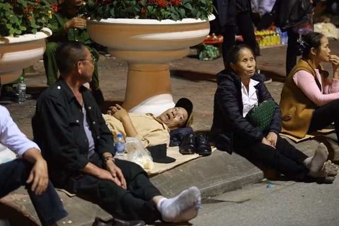Vỉa hè thành... chiếc giường tạm.