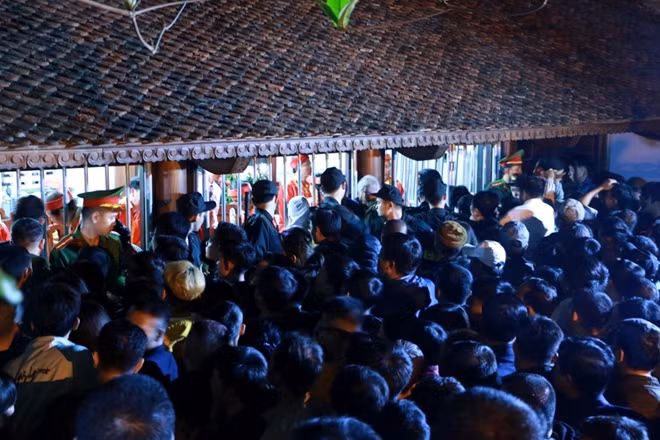 Năm nay ban tổ chức lễ hội đền Trần bố trí bốn cửa phát ấn tại khu vực đền Thượng (trung tâm khu di tích đền Trần)