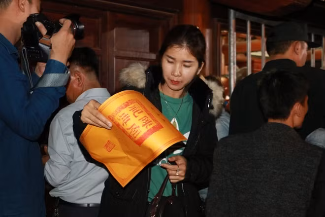 Sau hàng tiếng đồng hồ chờ đợi những lá ấn đầu tiên đã tới tay du khách
