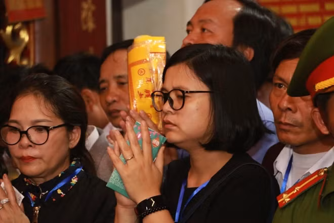 Người người đều muốn tới gần bàn thờ để dâng lễ và khấn cầu..