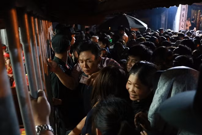 Xung quanh các cửa phát ấn đông nghẹt người đến xin ấn lộc đầu năm.