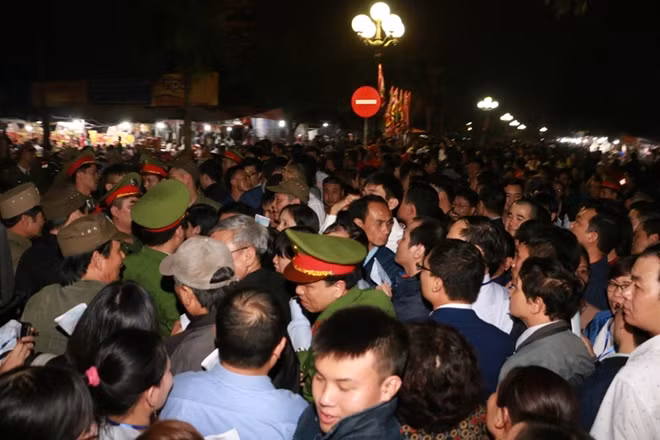 Khi hàng rào được mở thì dòng người ùn ùn kéo vào khuôn viên đền Thượng.