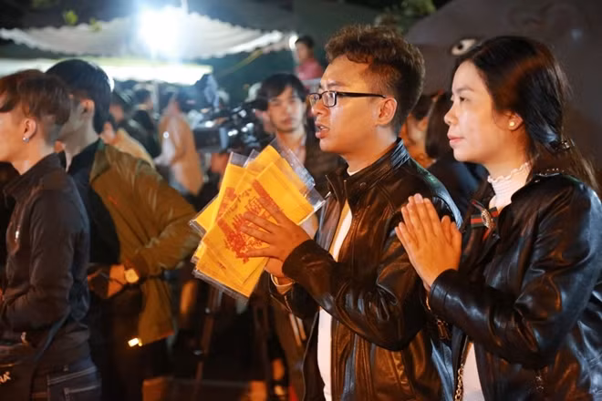 Theo lịch trình, ban tổ chức còn phát ấn trong cả ngày hôm nay...