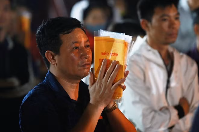 Sau khi lĩnh ấn những người dân thường bái vọng về phía hậu cung của đền để tạ ơn.