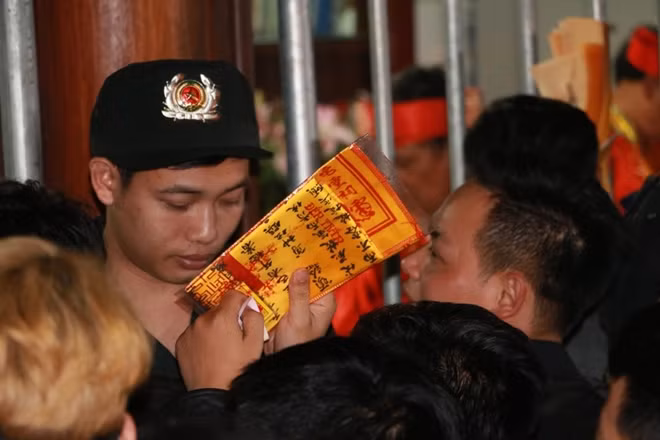Tuy nhiên cũng vì tâm lý nóng vội của một số người nên thỉnh thoảng cũng xảy ra tình trạng lộn xộn tại cửa phát ấn.