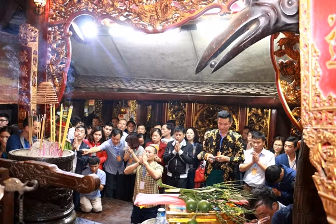 Bên trong đền càng đông hơn nữa.