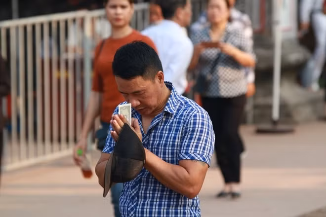 Những đồng tiền mệnh giá nhỏ được mang tới di tích này như một thói quen của nhiều người đi lễ.