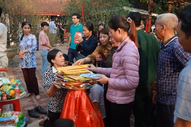 Nhiều người dân tranh thủ dâng lễ ngay buổi chiều.