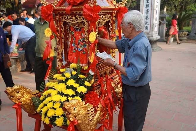Mong rằng những hành vi phản cảm như việc rải tiền lẻ này sớm biến mất trong các dịp lễ hội...