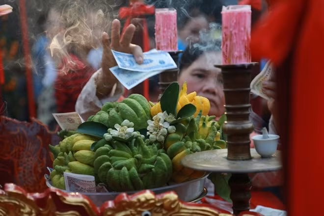 Những hành vi này trực tiếp "làm khổ" ban tổ chức sau đó đi dọn. Trong ảnh các thành viên của ban tổ chức đi dọn tiền lẻ bị người dân rải trên kiệu thánh.