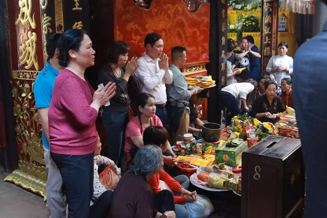 Từ 23h55ph trở đi sẽ mở cửa đền để mọi người tiếp tục vào lễ đầu năm. Sau nghi lễ chính sẽ mở cửa đền cho người dân và khách thập phương vào lễ đầu năm. Từ 5 giờ sáng ngày 15 tháng Giêng (19-2-2019), BTC sẽ tổ chức lễ phát ấn cho người dân và du khách thập phương.